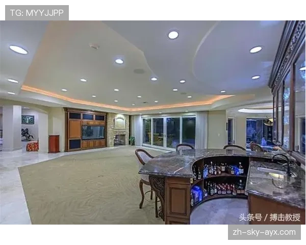 泰森·富里穿睡衣躺在豪宅沙发，手边一排名表，看的我人生绝望